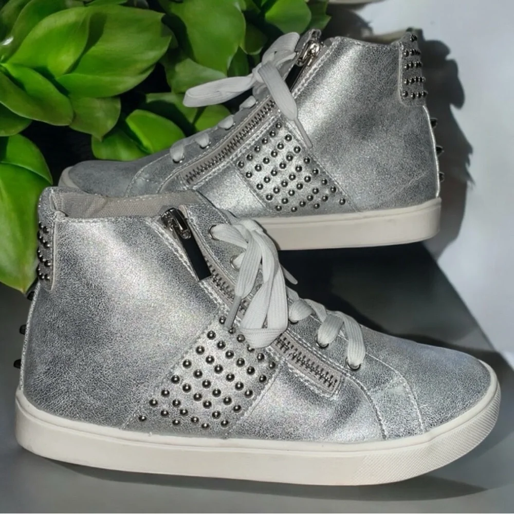 NWOT KidPik- SILVER HIGH-TOP STUDDED DISTRESSED METALLIC HIGHTOP Size 3